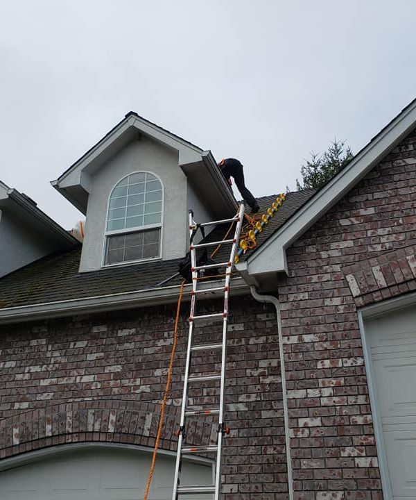 How Much Does Roof Cleaning Cost in Salem?